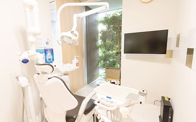 半個室になっていて目の前には緑が繁る花岡歯科医院の治療室